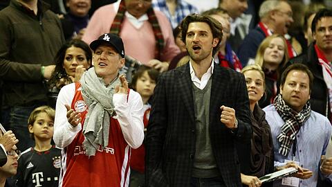 Sportdirektor Marko Pesic auf seinem Stammplatz im Audi Dome neben Bastian Schweinsteiger.