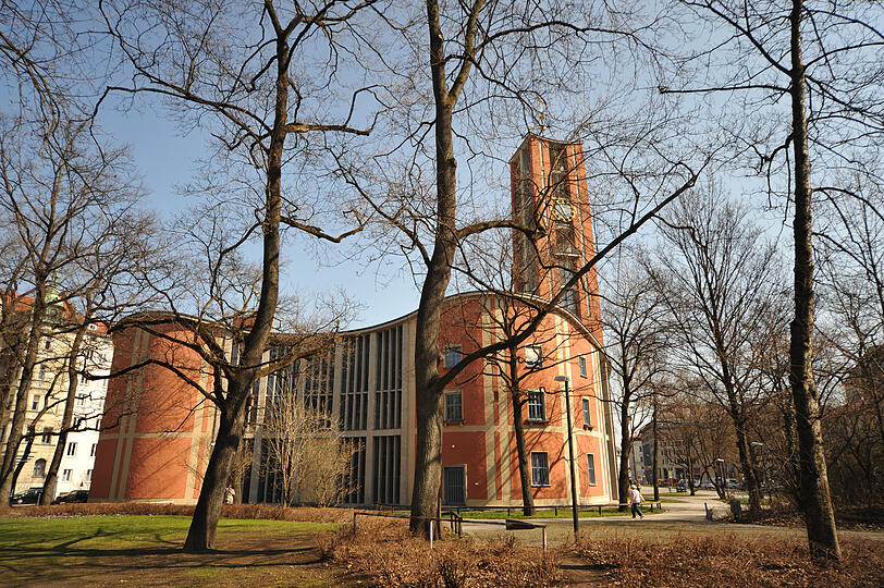 Wer von der Isarvorstadt in Richtung Ludwigsvorstadt blickt, kann sie kaum übersehen: Die evangelische Matthäuskirche neben dem Klinikviertel.