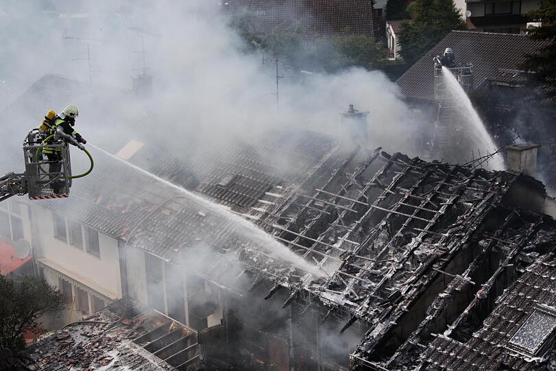 Rauchschwaden in Eiselfing: Ein Wohnhaus steht in Flammen.
