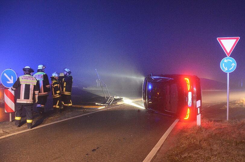 Ziemlich demoliert: Der Audi kam auf der Fahrerseite zum Liegen. Die Bilder vom Unfallort