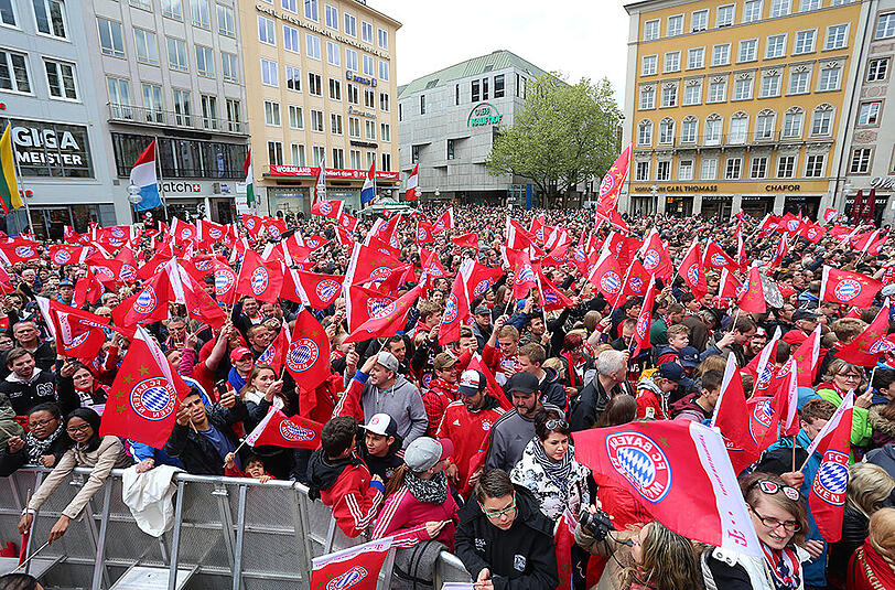 Am Sonntag feierte der FC Bayern (Männer wie Frauen) den Gewinn der Deutschen Meisterschaft. Tausende Fans waren auf den Marienplatz gekommen. Die Bilder.