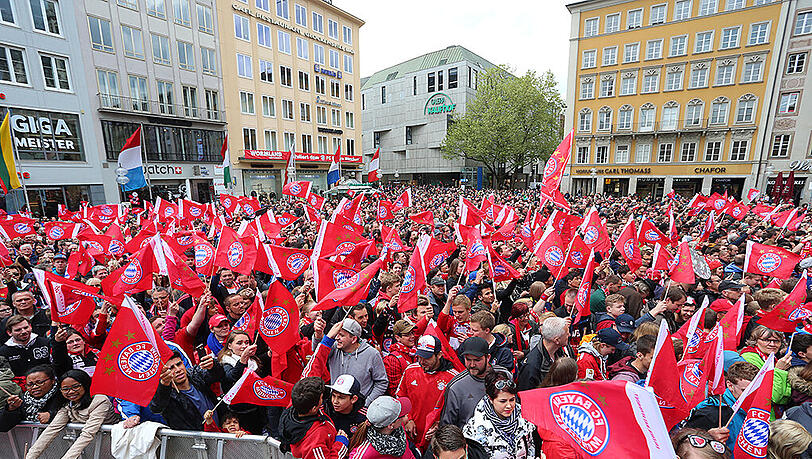 Am Sonntag feierte der FC Bayern (Männer wie Frauen) den Gewinn der Deutschen Meisterschaft. Tausende Fans waren auf den Marienplatz gekommen. Die Bilder. Am Sonntag feierte der FC Bayern (Männer wie Frauen) den Gewinn der Deutschen Meisterschaft. Tausende Fans waren auf den Marienplatz gekommen. Die Bilder.