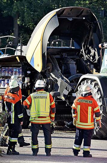Rund 250 Quadratmeter des Feldes brannten ab - zuvor fing eine Strohballenpresse Feuer.