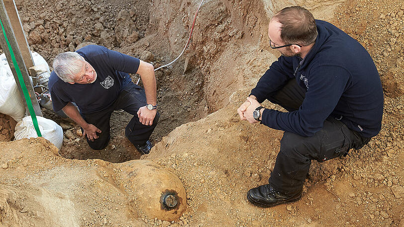 Frank Bender (links) und Marco Ofenstein vom Kampfmittelräumdienst Rheinland-Pfalz inspizieren in Koblenz eine amerikanische Fliegerbombe. Sie werden die Weltkriegsbombe am Samstag entschärfen, zuvor müssen 21.000 Anwohner ihre Wohnungen verlassen.