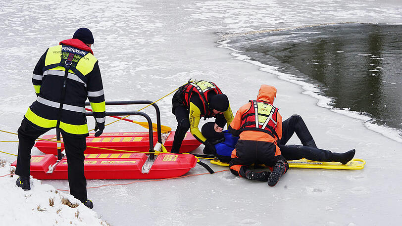 Weitere Bilder des Eisrettungsübung.