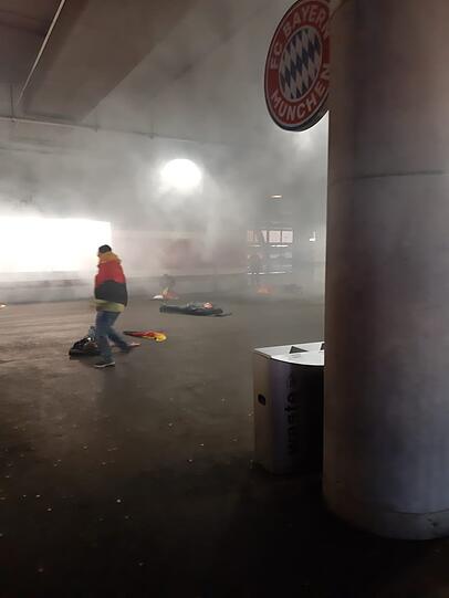 Einsatzkräfte trainieren am Sonntag an der Allianz Arena.