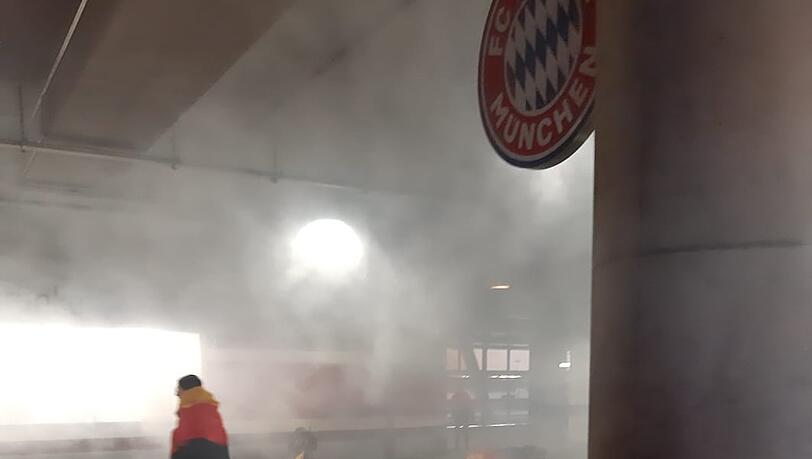 Einsatzkräfte trainieren am Sonntag an der Allianz Arena.