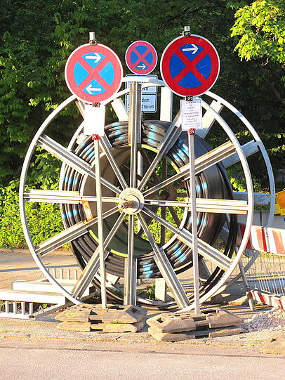 Was aussieht wie ein Riesenrad, ist tatsächlich eine überdimensionierte Kabelrolle.