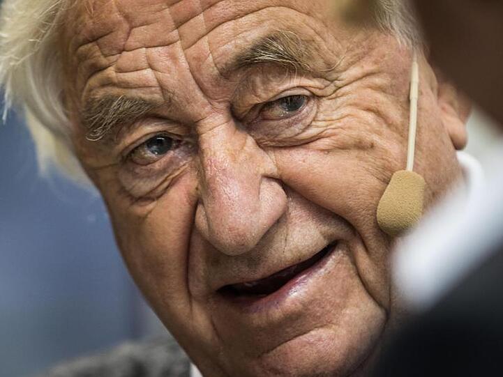 Cees Nooteboom spricht auf der Frankfurter Buchmesse 2016. Foto: Frank Rumpenhorst/Archiv