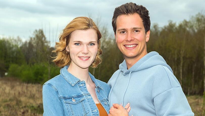 Lucy Hellenbrecht und Lucas Bauer spielen in "Rote Rosen" ein frisch verliebtes Pärchen.
