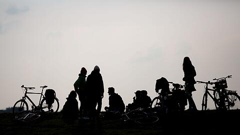 Jugendliche auf dem Tempelhofer Feld in Berlin.