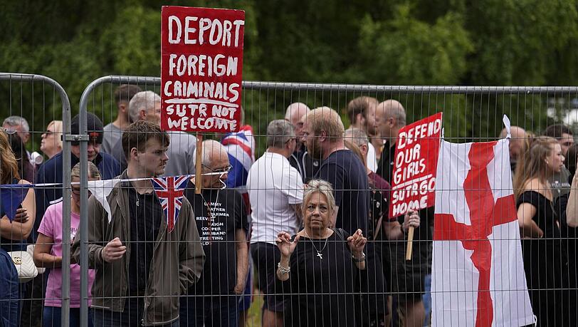 Der Fall eines Asylbewerbers, der eine 14-Jährige im englischen Epping belästigte, wurde zum Anlass für wochenlange Proteste. (Archivfoto) Der Fall eines Asylbewerbers, der eine 14-Jährige im englischen Epping belästigte, wurde zum Anlass für wochenlange Proteste. (Archivfoto)