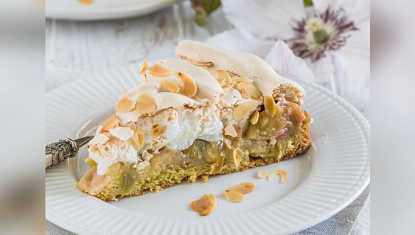 Rhabarberkuchen: Die S&uuml;&szlig;e des Baisers mildert die S&auml;ure des Rhabarbers.