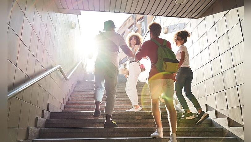 Wer die Treppe statt Aufzug w&auml;hlt, sammelt automatisch Schritte.
