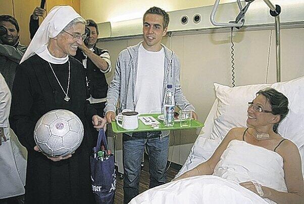 Der gute Philipp: Lahm ist sehr sozial engagiert, hier bei einem Krankenbesuch zusammen mit Schwester Theodolinde.