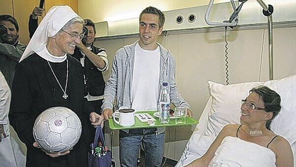 Der gute Philipp: Lahm ist sehr sozial engagiert, hier bei einem Krankenbesuch zusammen mit Schwester Theodolinde. Der gute Philipp: Lahm ist sehr sozial engagiert, hier bei einem Krankenbesuch zusammen mit Schwester Theodolinde.