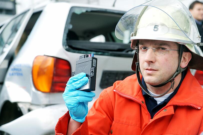 Feuerwehrmann Dietmar Spiss hält die kleine Box in der Hand, mit der in Zukunft Leben gerettet werden können.