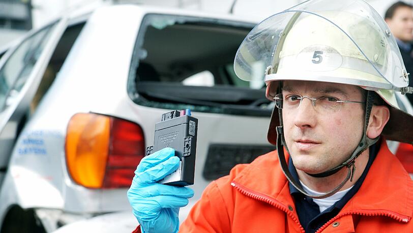 Feuerwehrmann Dietmar Spiss hält die kleine Box in der Hand, mit der in Zukunft Leben gerettet werden können. Feuerwehrmann Dietmar Spiss hält die kleine Box in der Hand, mit der in Zukunft Leben gerettet werden können.