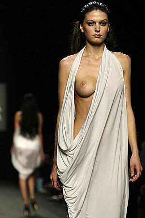 Das weiß auch dieses Model in einer Kreation der Designerin Lena Karnauhova bei der Mailänder Modewoche Ende September.