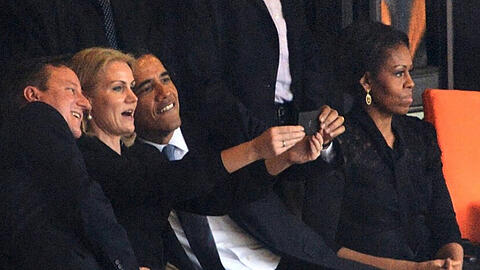 Großbritanniens Präsident David Cameron, die dänische Präsidentin Helle Thorning-Schmidt und US-Präsident Barack Obama machen gemeinsam Fotos auf der Trauerfeier für Nelson Mandela. Unter dem Hastag #obamaselfie macht dieses Foto in den sozialen Netzwerken furore.