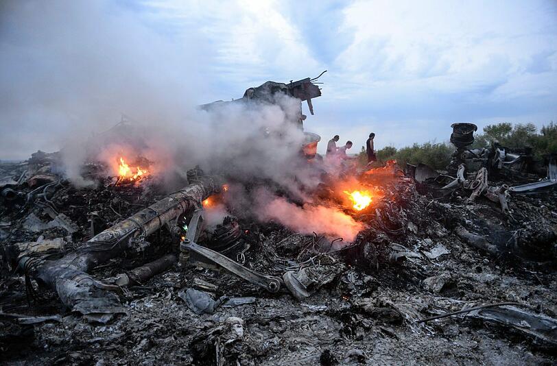 Brennende Trümmer von Flug MH17 bei Donezk im Osten der Ukraine. Foto: Alyona Zykina/Archiv