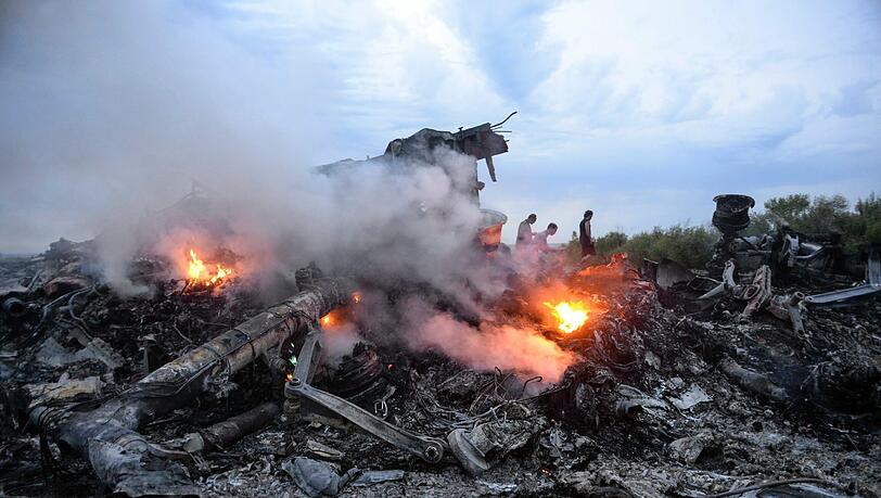 Brennende Trümmer von Flug MH17 bei Donezk im Osten der Ukraine. Foto: Alyona Zykina/Archiv Brennende Trümmer von Flug MH17 bei Donezk im Osten der Ukraine. Foto: Alyona Zykina/Archiv