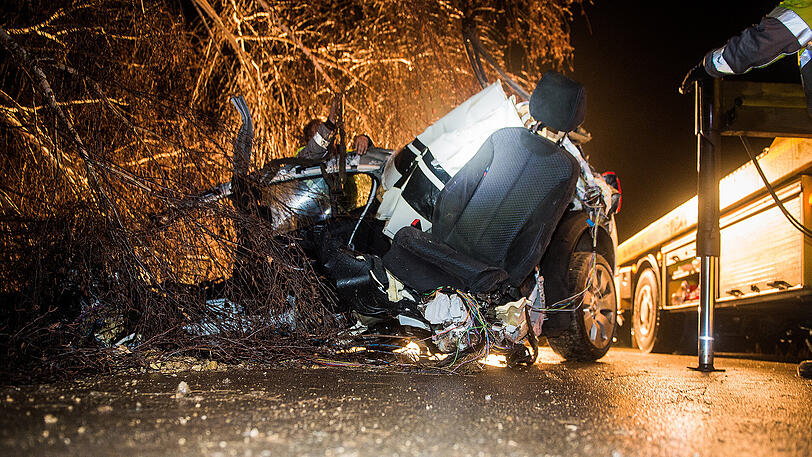 Der Wagen raste gegen einen Baum, entwurzelte ihn sogar. Der 35-jährige Fahrer starb noch am Unfallort.