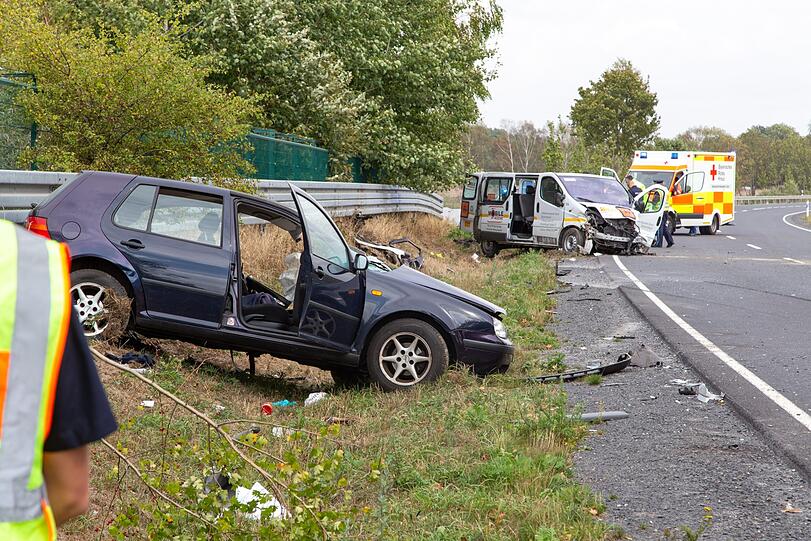 Schlimmer Unfall bei Coburg: Ein Schulbus ist dabei in den Gegenverkehr gerast - fünf Schulkinder wurden dabei schwer verletzt.