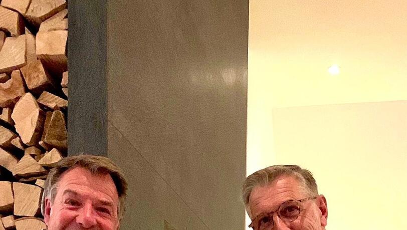 Patrick Lindner mit Ehemann Peter Schäfer (r.) und Terriermix Obelix.
