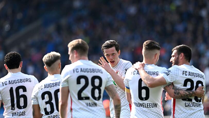 Ruben Vargas (l-r), Niklas Dorsch, Andre Hahn, Michael Gregoritsch, Jeffrey Gouweleeuw und Daniel Caligiuri.