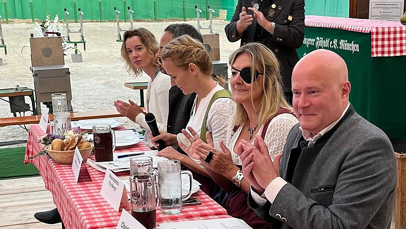 Wiesn-Stadträtin Anja Berger am Dienstag bei der traditionellen Wurstprüfung mit Augenklappe. Wiesn-Stadträtin Anja Berger am Dienstag bei der traditionellen Wurstprüfung mit Augenklappe.