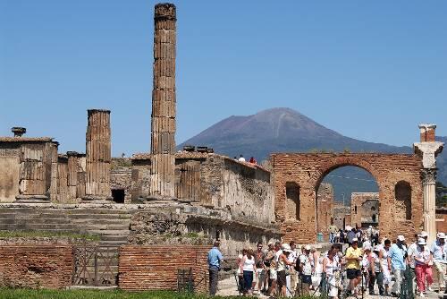 Jährlich besuchen zahlreiche Touristen Pompeji am Fuße des Vesuvs