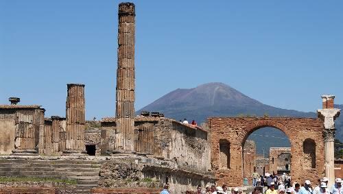 Jährlich besuchen zahlreiche Touristen Pompeji am Fuße des Vesuvs Jährlich besuchen zahlreiche Touristen Pompeji am Fuße des Vesuvs