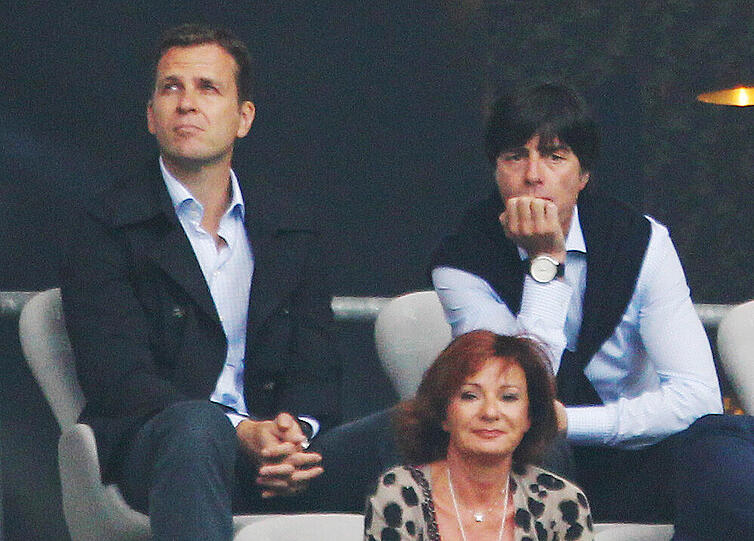 Oliver Bierhoff und Jogi Löw schauen sich das Bayern-Spiel gegen Gladbach an.