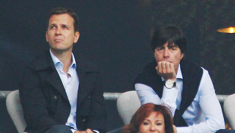 Oliver Bierhoff und Jogi Löw schauen sich das Bayern-Spiel gegen Gladbach an. Oliver Bierhoff und Jogi Löw schauen sich das Bayern-Spiel gegen Gladbach an.