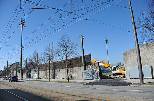 Die Bauarbeiten am Gründwalder Stadion in der Bilderstrecke.