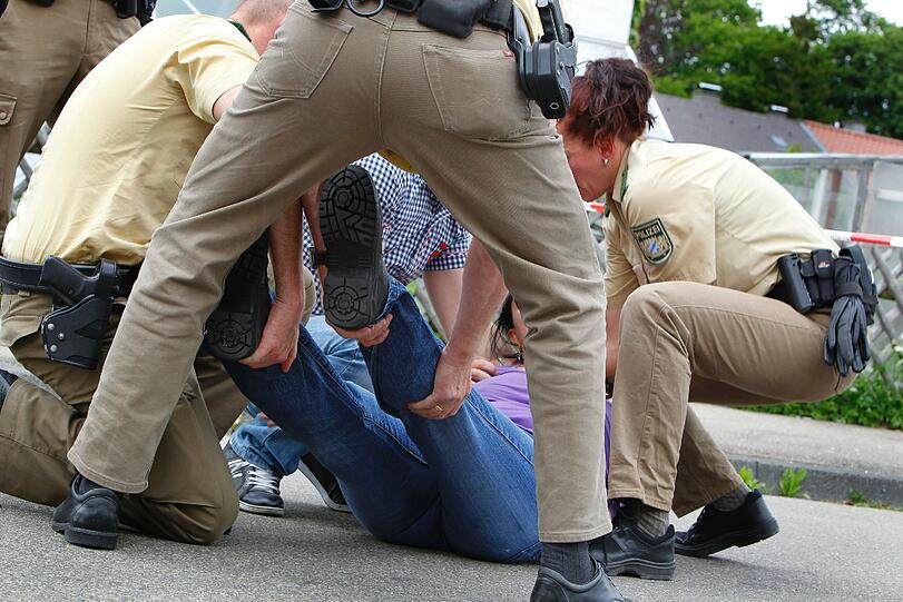 Ein Großaufgebot der Polizei sperrte das Gelände weiträumig ab.