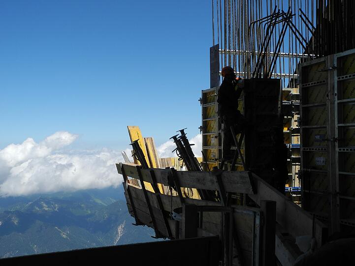 Mit dem Bauarbeiten für die neue Seilbahn auf der Zugspitze liegt man voll im Plan. Weihnachten 2017 soll eröffnet werden.