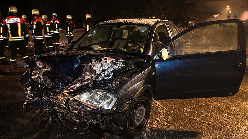 Eine schwangere Frau wurde beim Zusammenprall ihres Autos mit dem eines Opel-Fahrers verletzt.