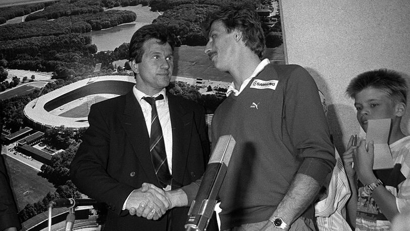 Das ist fast 30 Jahre her: Am 25. Mai 1989 gratuliert Christoph Daum (rechts) als Trainer des 1. FC Köln seinem Kollegen Jupp Heynckes zu dessen 3:1-Auswärtssieg mit dem FC Bayern. Einige Tage zuvor hatte es das legendäre "Sportstudio"-Gespräch der beiden gegeben, das eine langjährige Feindschaft der beiden Trainer begründete.