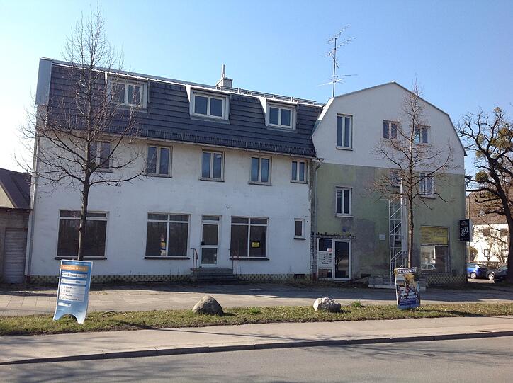 Im Viertel sind dieses Haus und seine beiden Nachbargebäude schon lange als Schandfleck bekannt. Der Verfall geht immer weiter.