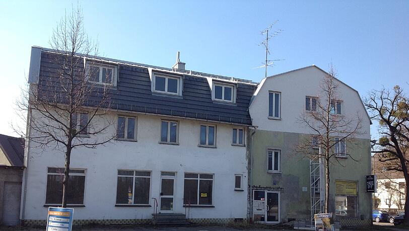 Im Viertel sind dieses Haus und seine beiden Nachbargebäude schon lange als Schandfleck bekannt. Der Verfall geht immer weiter. Im Viertel sind dieses Haus und seine beiden Nachbargebäude schon lange als Schandfleck bekannt. Der Verfall geht immer weiter.