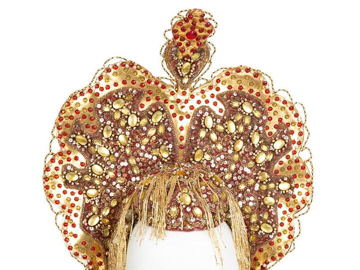 Ein maßgefertigter Kopfschmuck, den Mae West 1944 trug.