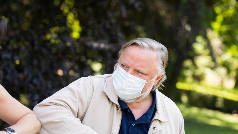 Axel Prahl (als Frank Thiel) trägt bei Dreharbeiten zum neuen "Tatort" aus Münster einen Mundschutz. Axel Prahl (als Frank Thiel) trägt bei Dreharbeiten zum neuen "Tatort" aus Münster einen Mundschutz.