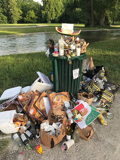 Überquellende Mülleimer auch im Englischen Garten. Überquellende Mülleimer auch im Englischen Garten.