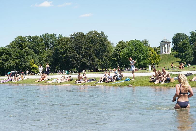 Sonne genießen am Schwabinger Bach im Englischen Garten.
