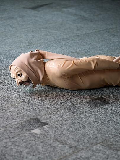 Der Wurm aus dem Happyning "Wie geht's; wie steht's" der Münchener Biennale.
