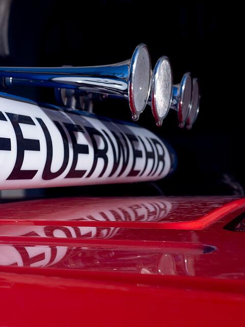 Bei dem Feuer kam ein Mann ums Leben, er konnte nur noch tot geborgen werden. (Symbolbild)