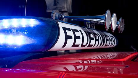 Bei dem Feuer kam ein Mann ums Leben, er konnte nur noch tot geborgen werden. (Symbolbild)