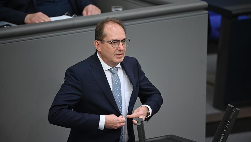 Die Grünen warfen Bundesinnenminister Alexander Dobrindt (CSU) in der Debatte vor, er imitiere mit seiner Betonung der Probleme der "illegalen Migration" die AfD.